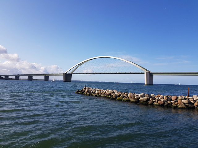 Ein Segelboot vor der Fehmarnsundbrücke