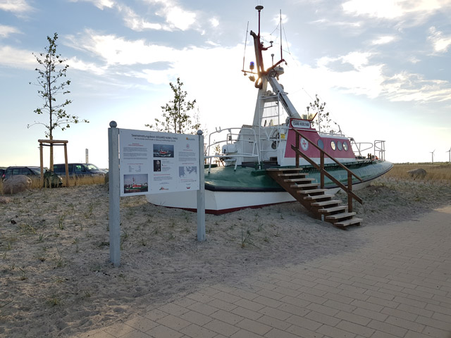 Seenotretter Denkmal an der Promenade am Yachthafen Burgtiefe Fehmarn