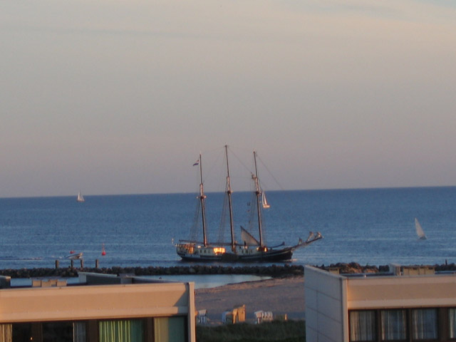 Ein Segelboot sieht man aus der Ferienwohnung Grande am Südstrand von Fehmarn