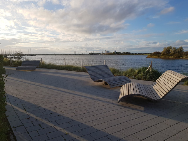 Immer in Richtung Sonne drehbare Ruhebänke auf der Promenade Yachthafen Burgtiefe Fehmarn