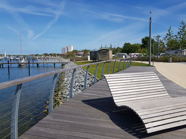 Blick auf die Promenade Yachthafen Burgtiefe Fehmarn im Hintergrund zwei Saunawagen