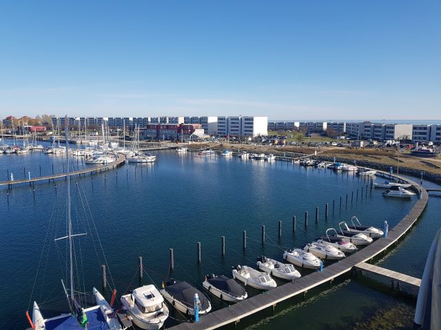 Toller Blick vom Aussichtsturm Utkieker auf die Ferienanlage am Südstrand von Fehmarn und den Yachthafen Burgtiefe