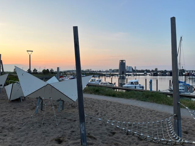 Spielplatz mit Blick auf den Aussichtsturm Utkieker am Yachthafen Burgtiefe Südstrand Fehmarn