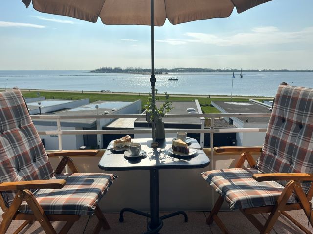 Toller Fernblick auf die Hafeneinfahrt und die Fehmarnsundbrücke bis weit über die Ostsee