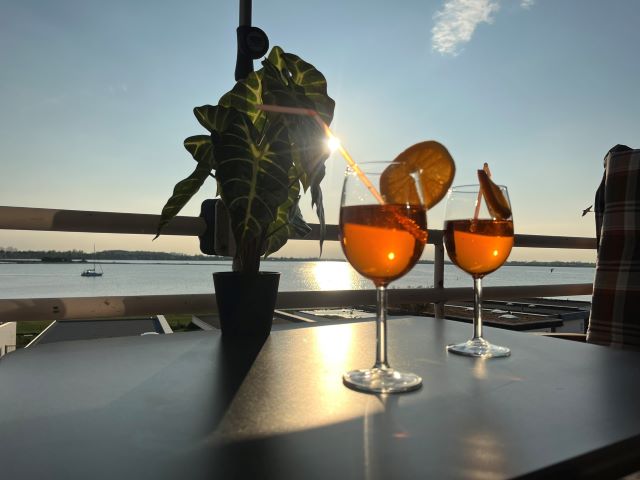 Abendstimmung mit leckerem Drink auf dem Balkon mit herrlichem Meerblick am Südstrand Yachthafen von Fehmarn
