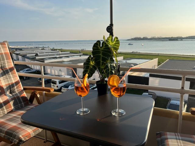Blick vom Balkon der Ferienwohnung Piccolo am Südstrand von Fehmarn bis weit über die Ostsee