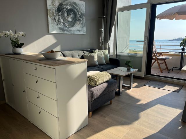 Blick Richtung Balkon bis zum Meer aus der Wohnung Piccolo am Südstrand von Fehmarn