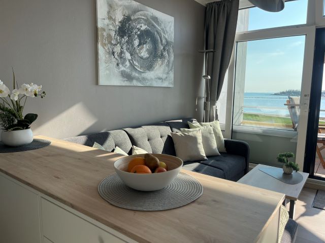 Blick über den Wohnbereich bis zum Meer aus der Wohnung Piccolo am Südstrand von Fehmarn