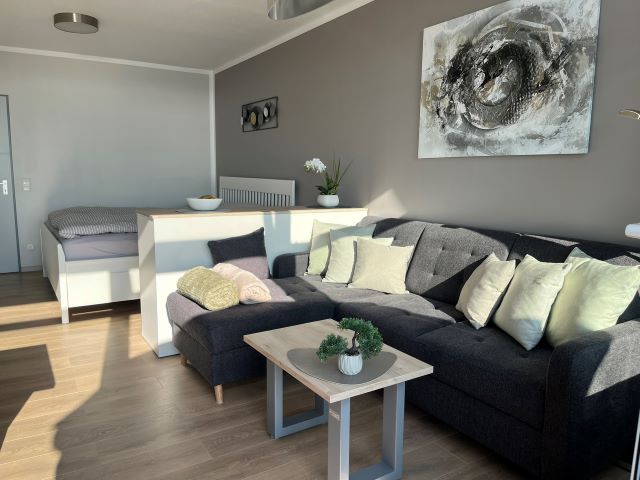 Wohn- und Schlafbereich der neu renovierten Ferienwohnung Piccolo am Südstrand von Fehmarn Burgtiefe