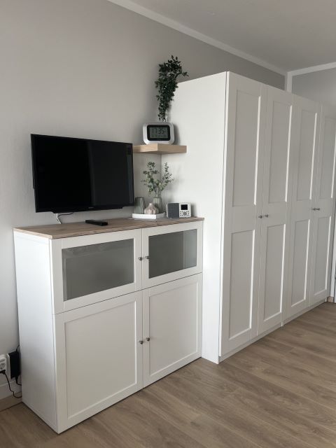 Großer Schrank und Smart TV in der Ferienwohnung Piccolo Seiss am Südstrand von Fehmarn