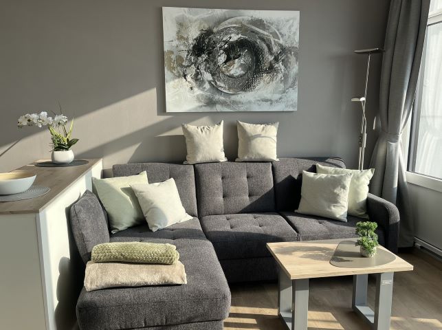 Wohnbereich der Ferienwohnung Piccolo auf Fehmarn am Südstrand Burgtiefe mit tollem Meerblick