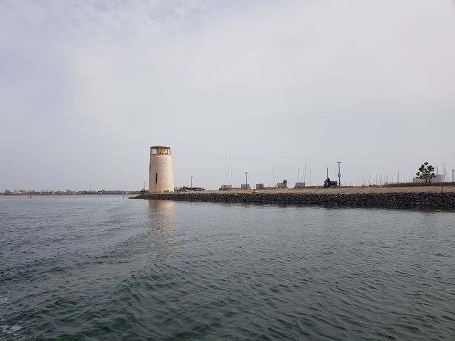 Blick auf den Aussichtsturm Utkieker am Yachthafen Fehmarn vom Wasser aus