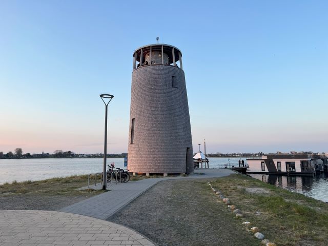 Abendstimmung am Aussichtsturm Utkieker am Yachthafen Burgtiefe Südstrand Fehmarn