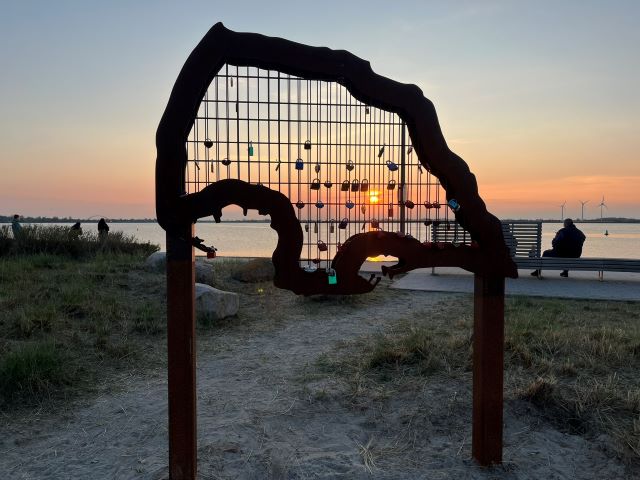Liebesschlösser am Umriss von Fehmarn am Yachthafen Fehmarn in der nähe vom Aussichtsturm Utkieker