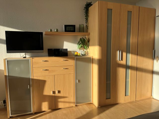 Großer Schrank und Fernseher in der Ferienwohnung Grande Seiss am Südstrand